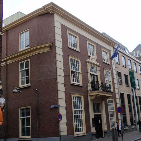 Pand met gevel in Lodewijk XIV-stijl met versierde middenpartij