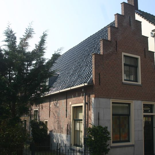 Pand met zijgevel met ruitverdeling met metselmozaïek, voorgevel vernieuwd