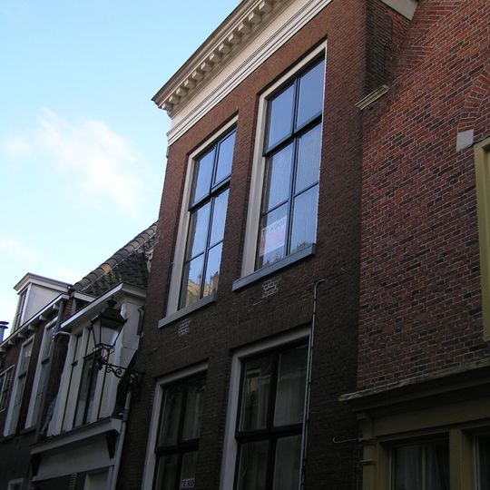 Twee traveeën breed pand zonder ingang met rechte geblokte kroonlijst