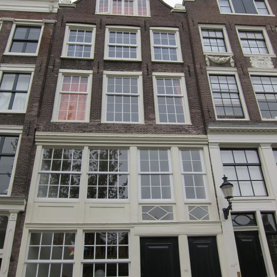 Huis met pilastergevel onder rollagentop