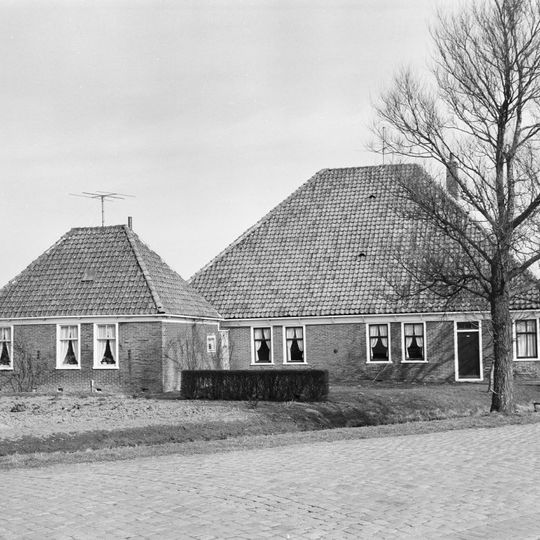 Stolphoeve onder pannen schilddak