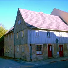 Wohnhaus in geschlossener Bebauung in Ecklage mit Laden Dr.-Wilhelm-Külz-Straße 1