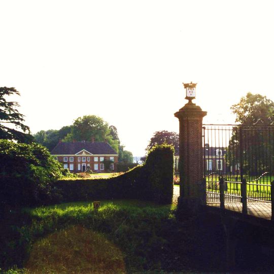 Bingerden: smeedijzeren hek met bakstenen pijlers