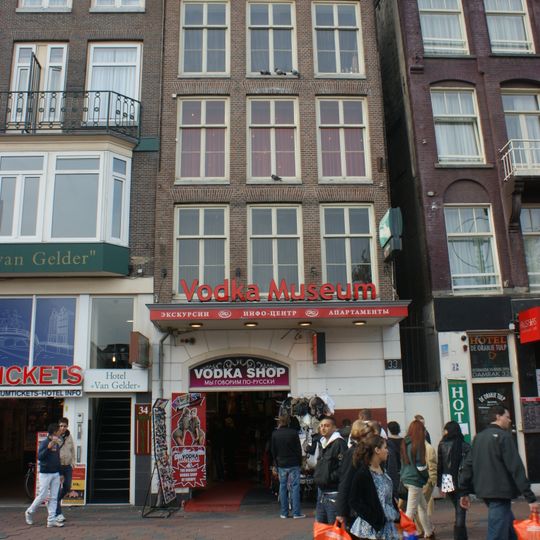 Pand met gevel onder rechte lijst met consoles