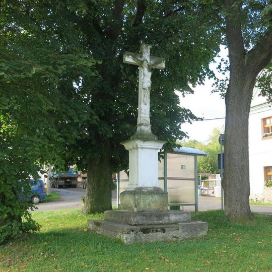 Kříž na návsi v Žimi