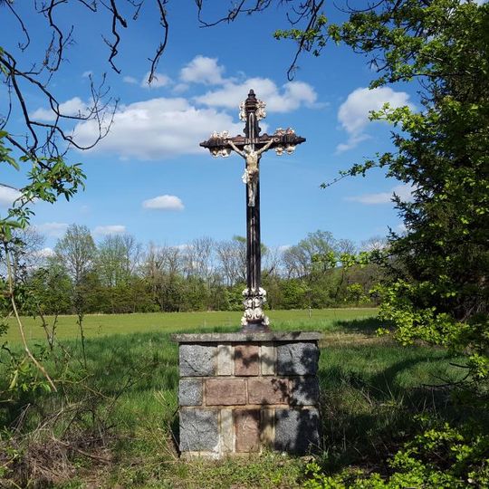 Kříž u silnice mezi Osovem a Velkým Chlumcem
