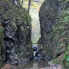 小川の滝