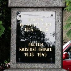 Pomník padlým na návsi u rybníka v Dlažkovicích