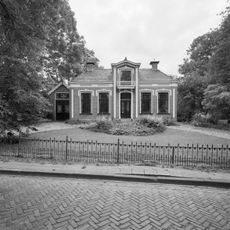 Rentenierswoning in eclectische stijl met aangebouwd koetshuis en met hek