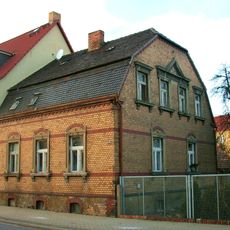 Wohnhaus, nach links in geschlossener Bebauung Heinrich-Heine-Straße 16