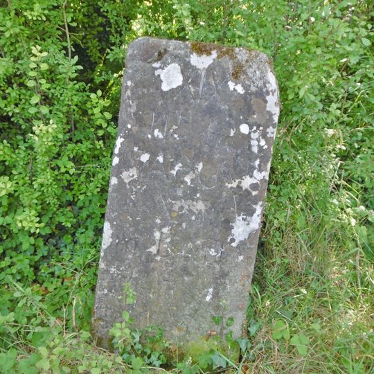 Milestone, Coulston Hill; 45m W jcn by-way to Baynton Hill Farm