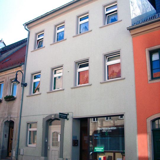 Wohnhaus in geschlossener Bebauung mit Hofdurchfahrt Robert-Koch-Straße 24