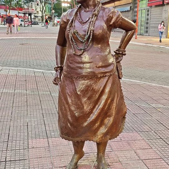 Estátua de Madrinha Eunice