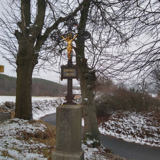 Kříž u autobusové zastávky