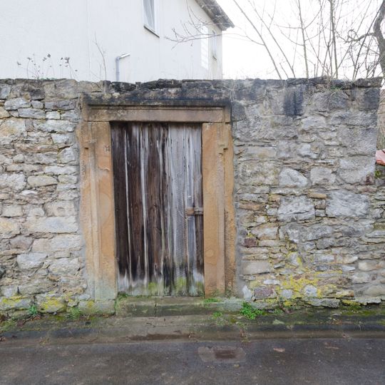 Mauer mit geohrter Pforte