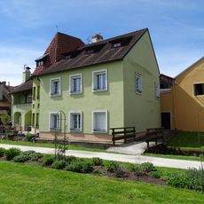 Lávka přes Zlatou stoku k zadnímu vchodu domu Husova čp. 16 v Třeboni