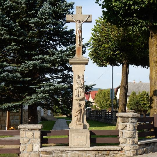 Kríž pri kostole, reliéf figurálny