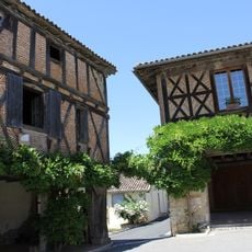 Maisons, place de la Mairie