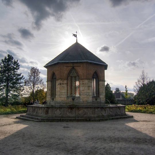 Krytá kašna před zámkem Sychrov