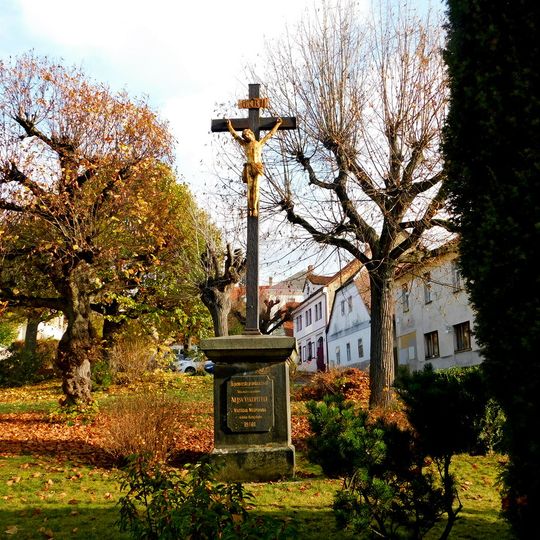 Kříž na náměstí v Ratajích