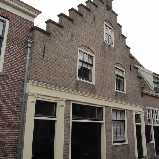 Pand met brede trapgevel