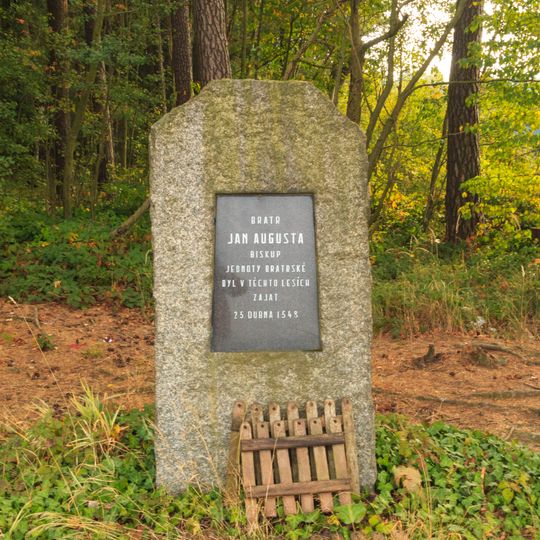 Památník biskupa Jana Augusty východně od Džbánova
