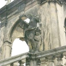 Socha Venuše s Amorem na horní balustrádě glorietu v Růžové zahradě v Děčíně