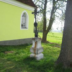 Kříž u kaple v Perkách