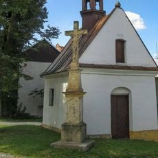 Kříž v Měníku u kaple na návsi