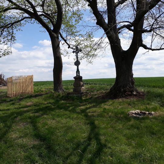 Kříž západně od Zvěrotic