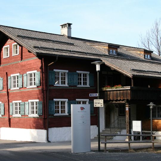 Wohnhaus, ehem. Gasthaus zum Hirschen, Rotes Haus