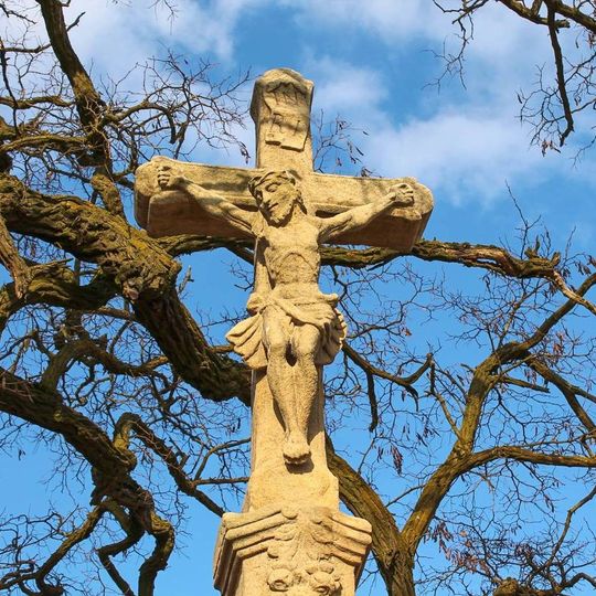 Kříž na okraji Kosova na polním rozcestí