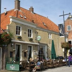 Pand met gevel van gele baksteen met recht afgesloten ingezwenkt bovendeel