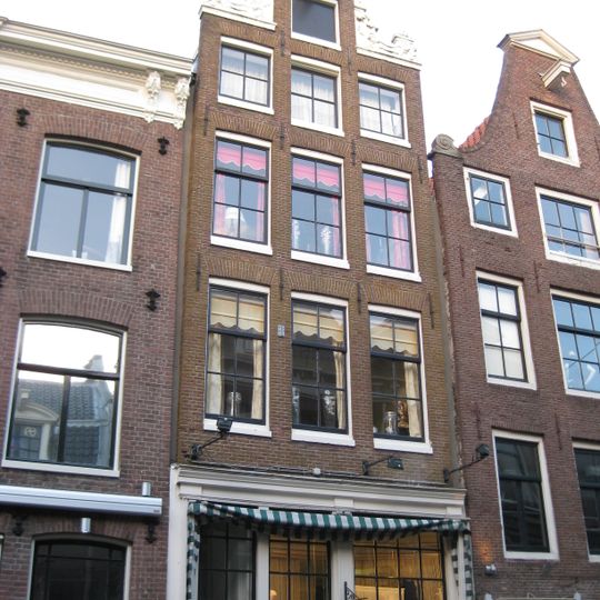 Pand met halsgevel met originele houten pui