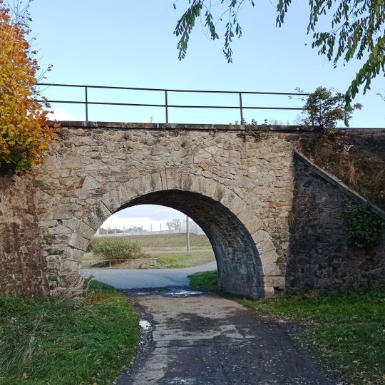 Železniční most přes komunikaci ke garážím od ulice Na Douskách v Soběslavi