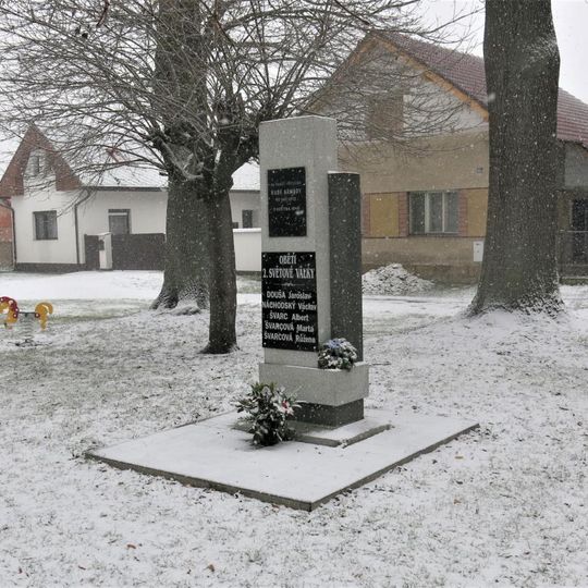Pomník obětem 2. světové války na návsi v Hrubém Jeseníku