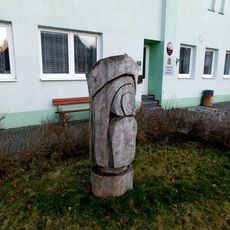 Dřevěná plastika před obecním úřadem v Dražíči
