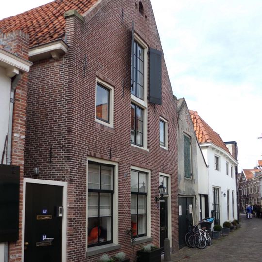Woonhuis met bakstenen tuitgevel en hijsluik