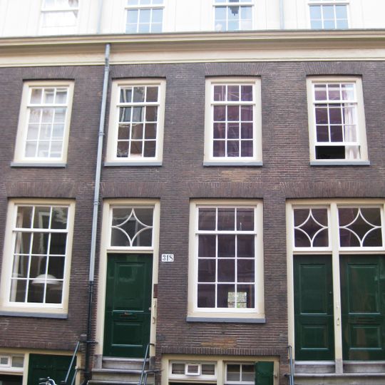 Pand met gevel onder rechte lijst met attiekverdieping