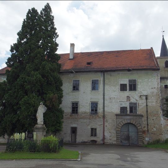 Zeravy před zámkem