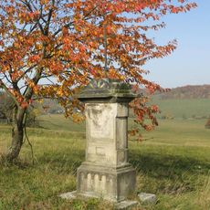 Kříž u silnice východně od osady Doubravice