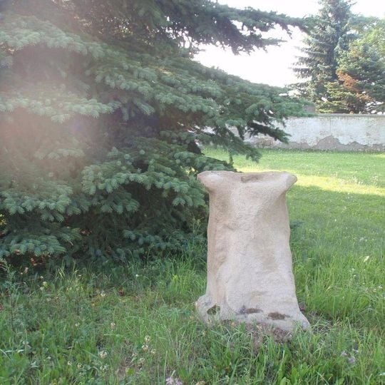 Torzo pamětního kříže u hřbitova v Očihově vlevo