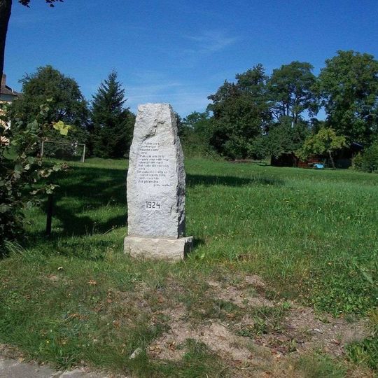 Památník ve Chválkově u křižovatky