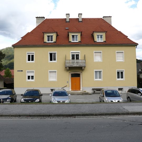 Wohnhaus und Wirtschaftsgebäude