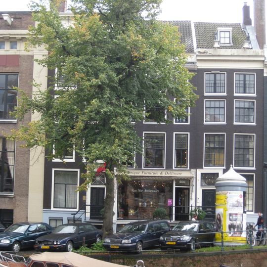 Pand met gevel onder rechte lijst en attiek