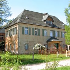 Herrenhaus eines ehemaligen Freigutes mit späterem Erweiterungsbau (Kinderheim) Wiesenweg 7