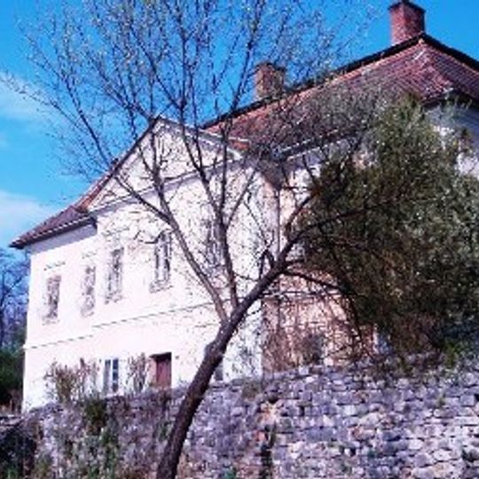 Kaštieľ so záhradou, kaštieľ