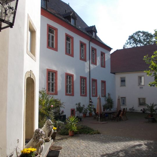 Einzeldenkmal der Sachgesamtheit Rittergut und Park Triestewitz: Wirtschaftsgebäude Schlossstraße 27; 29