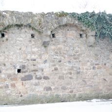 Stadtmauer mit Grabenbereich