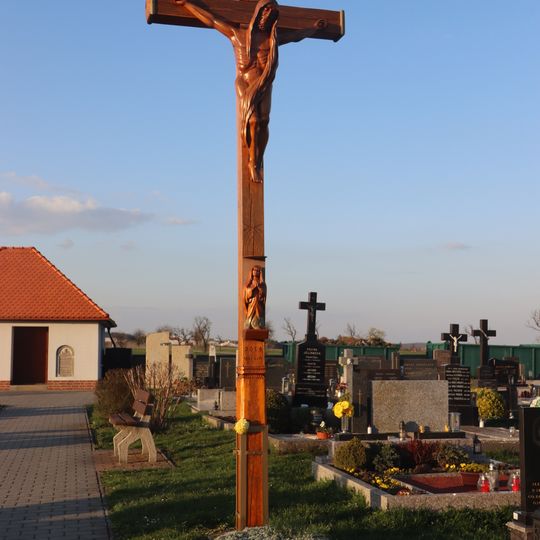 Hřbitovní kříž v Domamili